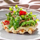 ჭვიშტარის ვაფლი როსტბიფით და გამომშრალი პომიდვრით