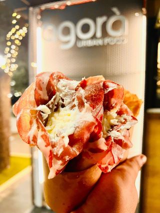 Panzerotto capocollo, cipolla caramellata, stracciatella e mandorle tostate