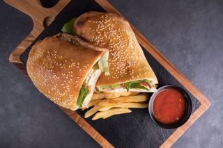 Sendvič sa piletinom i pomfrit