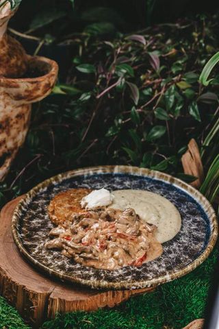 Бефстроганов с картофельным пюре, драником и подкопченной сметаной