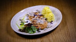 Котлеты из курицы в грибном соусе (1 пор.)