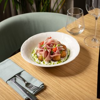 Tzatziki cu gogoși de cartofi și prosciutto 