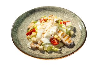 Салата Цезар с пилешко месо