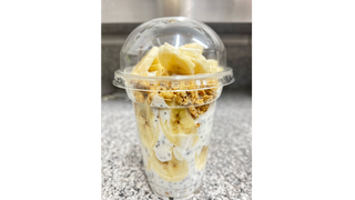 Jogurt z chrupiącą granolą, nasionami chia i kawałkami banana