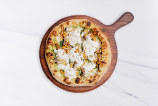 Цыпленок с песто, грибами и страчателлой