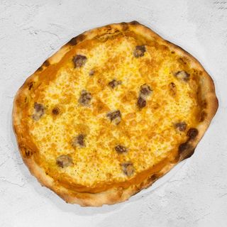 Pizza tonda zucca, salsiccia e mozzarella