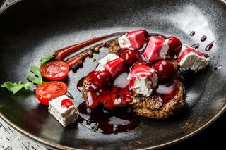 Viţel cu sos de vişină şi cu caşcaval feta