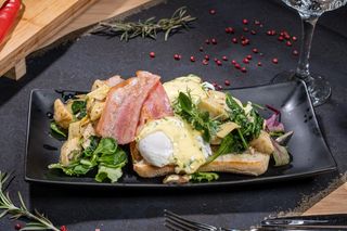  Oua Benedict cu spanac sote si anghinare