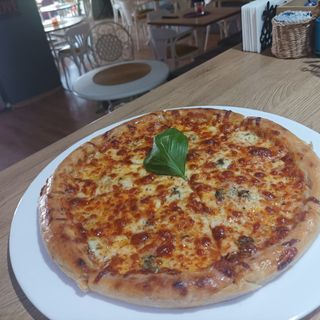 Пица 4 сирена