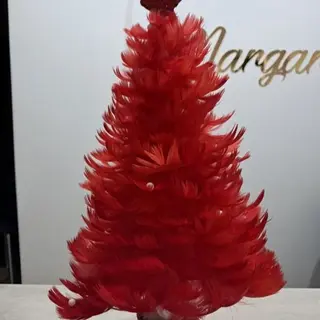 Choinka  z piórek czerwona