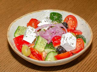 Овочева салатка з сиром Фета (250г)