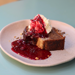 Pan de plátano con queso crema y compota de frutos rojos