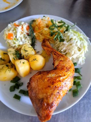 Udko z kurczaka z ziemniaki, surówka 