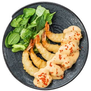 Великі тигрові креветки темпура з сирним соусом