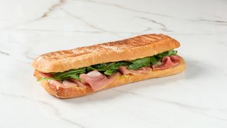 პროშუტოს სენდვიჩი ჩაბატას პურით