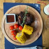 Свински ребра с грилована царевица и барбекю сос 