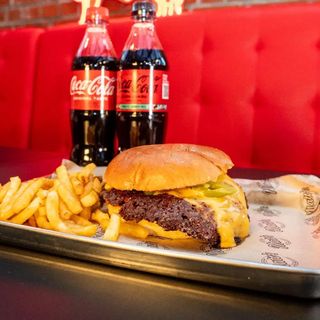 Zestaw Double Chilli Cheeseburger + frytki + Cola 0.5