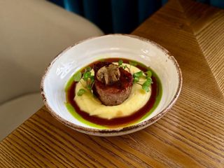 Філе міньйон з картопляним пюре та винним соусом 