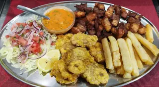 Chicharrones con yuca, ensalada  