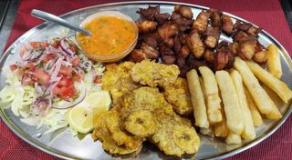 Chicharrones con yuca, ensalada  