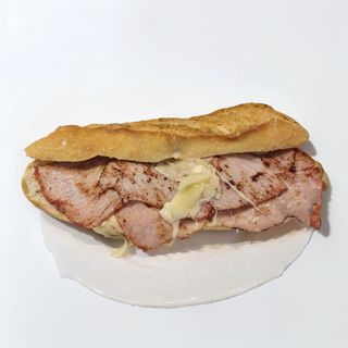 Bocadillo De Lomo Adobado Con Queso