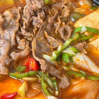 豆腐肥牛金针菇汤 辣 Sopa de Tofu con ternera fina y enoki （Picante）