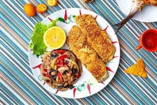 Crap în susan cu legume înăbușite şi nuci de pin