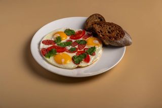 Домашняя яичница с копченной сосиской