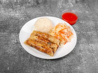 Sajgonki z ryżem i surówką