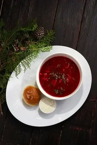 Борщ красный с чесночной пампушкой  (350 гр.)