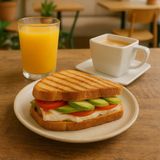 Sándwich de aguacate, queso brie y tomate + café + zumo