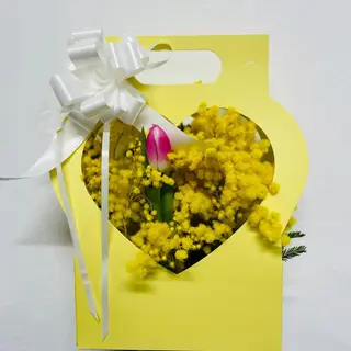 Sacchetto forma di cuore con mimosa e tulipano