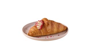 Croissant z malinami i białą czekoladą