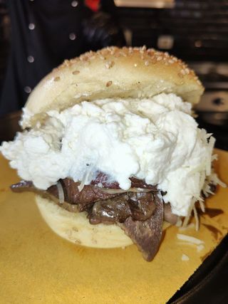 Panino milza, caciocavallo e ricotta fresca