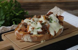 Tosta De Chicharrones Con Queso Del País