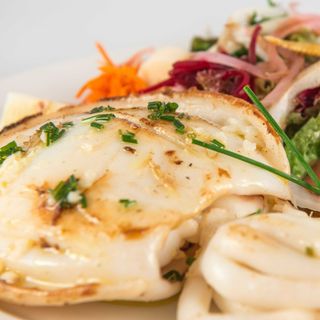 PLATO COMBINADO DE SEPIA CON ENSALADA