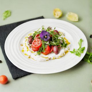 Salată cu ricota, rosii cherry si sos pesto    New