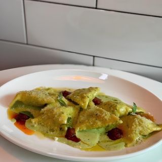 Равіолі з креветками і вершково-базиліковим соусом