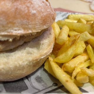 Hamburguesa de Pollo o Ternera 100% con Patatas Fritas