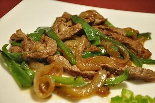 98. Телешко със зелени чушки (800г)