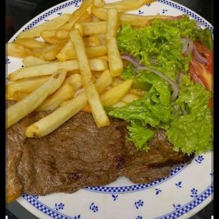Ajiaco +bistec de ternera +papas fritas y ensalada y helado
