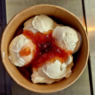 Yogurt greco con petali di rosa sciroppati