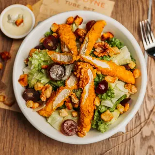 Salata cu pui crispy si sos gorgonzola