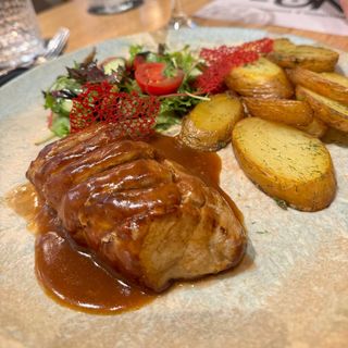 Крехко свинско бонфиле с пепър сос и ароматни картофки  (450г)