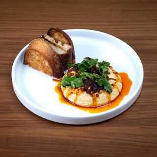 Хумус с карамелизиран лук и чили олио