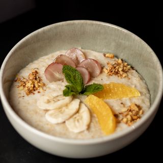 Вівсяна каша  з фруктами