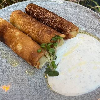 МЛИНЦІ З ПЕШТЕТОМ ТА ТРЮФЕЛЬНОЮ СМЕТАНОЮ (230г)