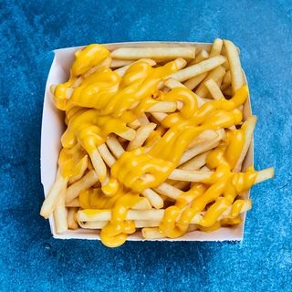 Pomfrit sa čedar sirom