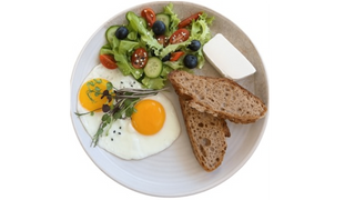 Jajecznica z sałatka