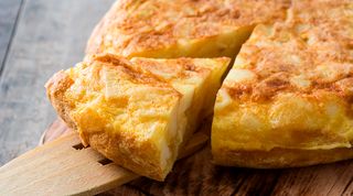 Tortilla De Patatas Con Ensalada